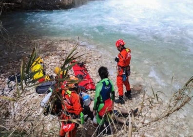 Imagen secundaria 1 - Bolulla: Dos excursionistas mueren en el Estret de les Penyes | Mueren dos personas tras caer y ser arrastrados por el agua en el Estret de les Penyes