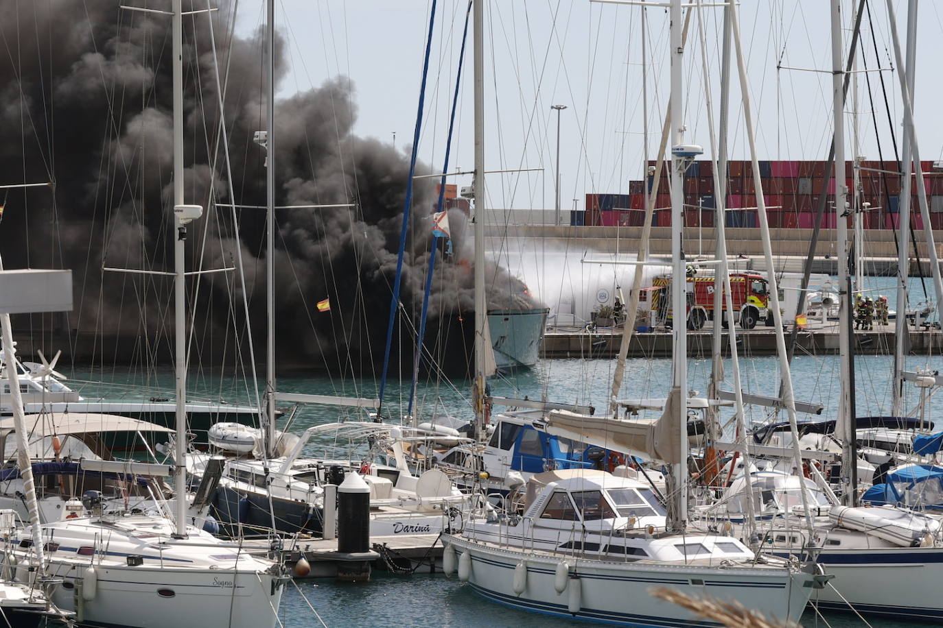 Fotos: Incendio de un barco en el Puerto de Valencia