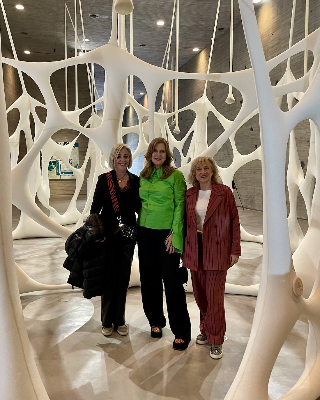 Julia Pérez Broseta y Alicia Ventura, con Francesca Thyssen.