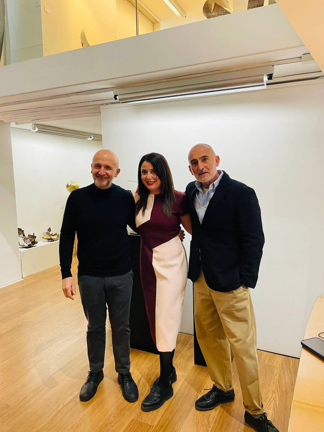 En la galería Thema se ha inaugurado una exposición del artista Rafael Amorós, a la izquierda de la imagen, junto a Beatriz Aranda y Víctor Moreno.