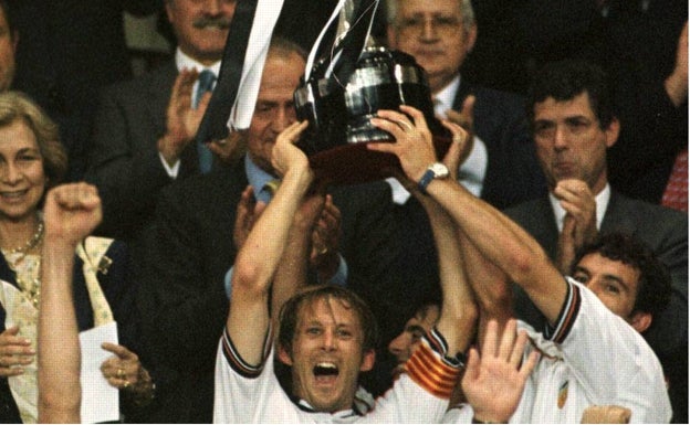 Gaizka Mendieta, con el trofeo de campeón. 