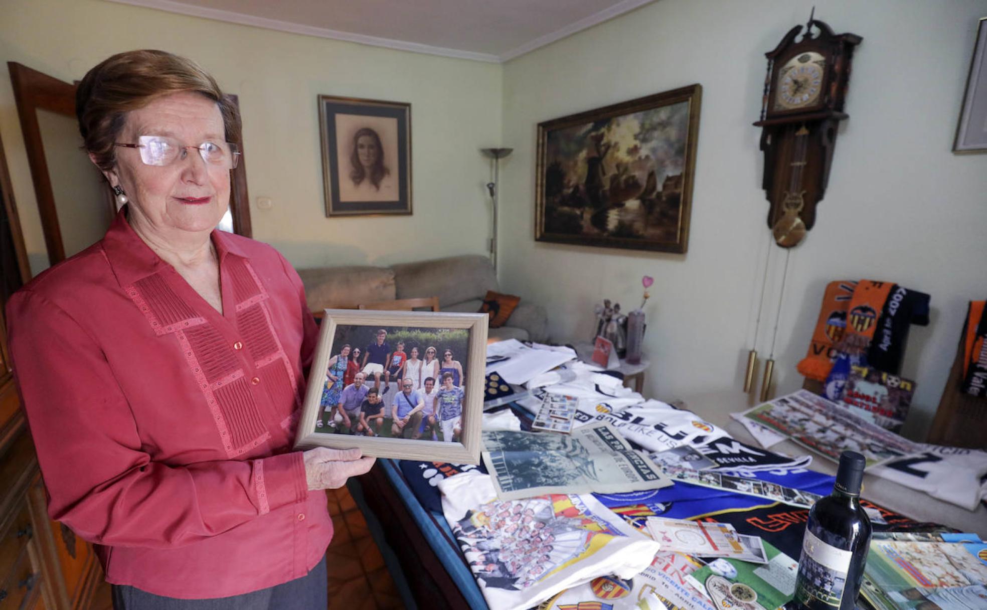 Carmen María Lluch Marín, con un retrato de la familia que le acompañará a La Cartuja el próximo 23 de abril para presenciar la final de Copa entre el Valencia y el Betis. 