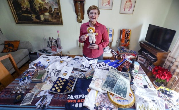 Carmen toma con sus manos el peluche que su marido le trajo de La Cartuja en la final de 1999. 