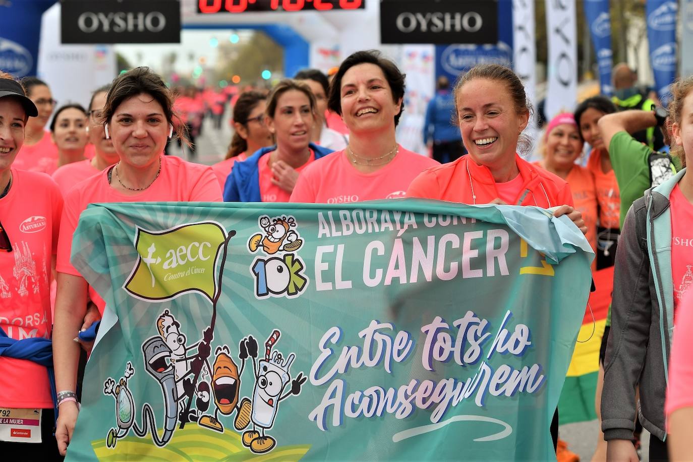 Miles de mujeres de todas las edades participan en la prueba popular de este domingo por la capital del Turia