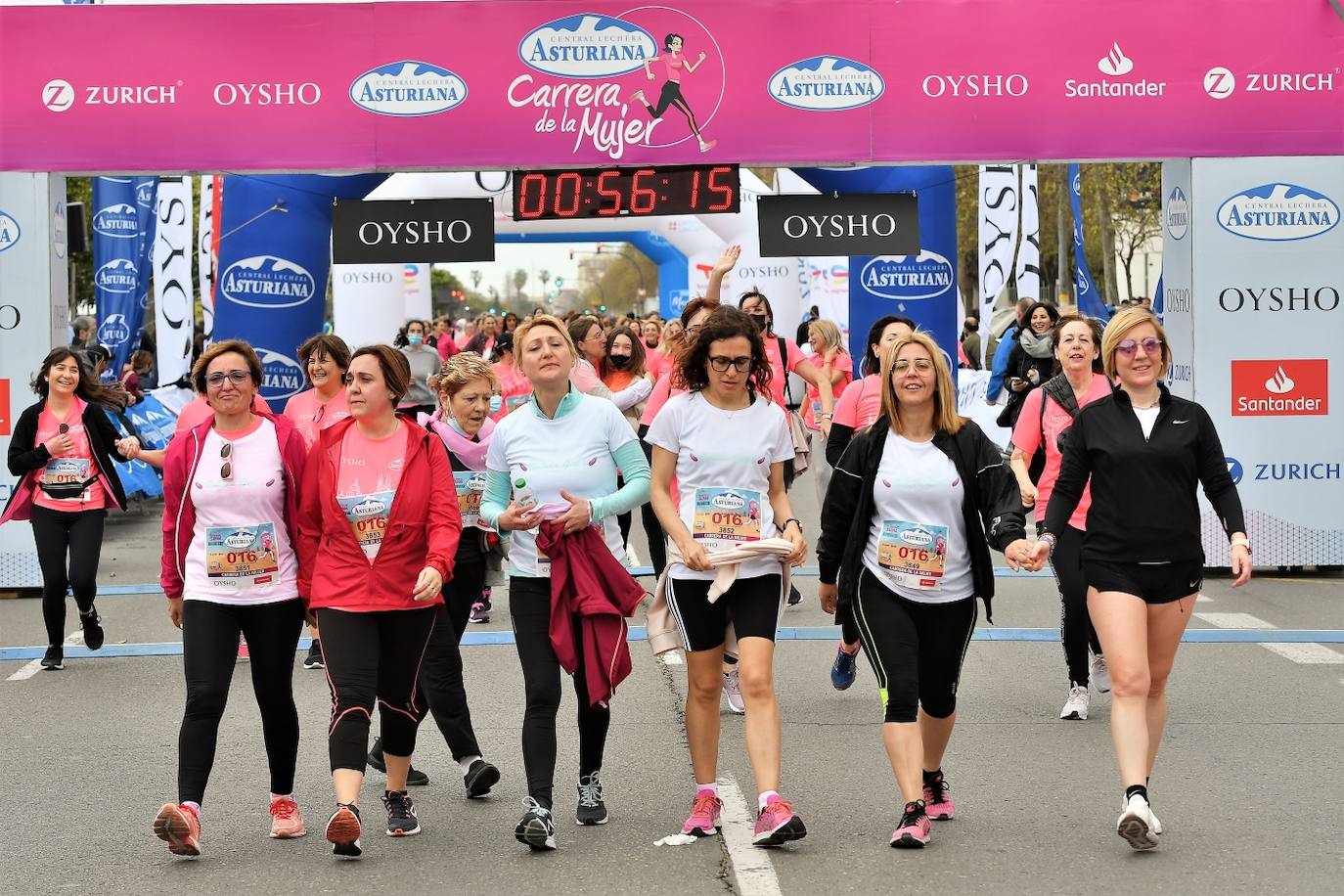 Miles de mujeres de todas las edades participan en la prueba popular de este domingo por la capital del Turia