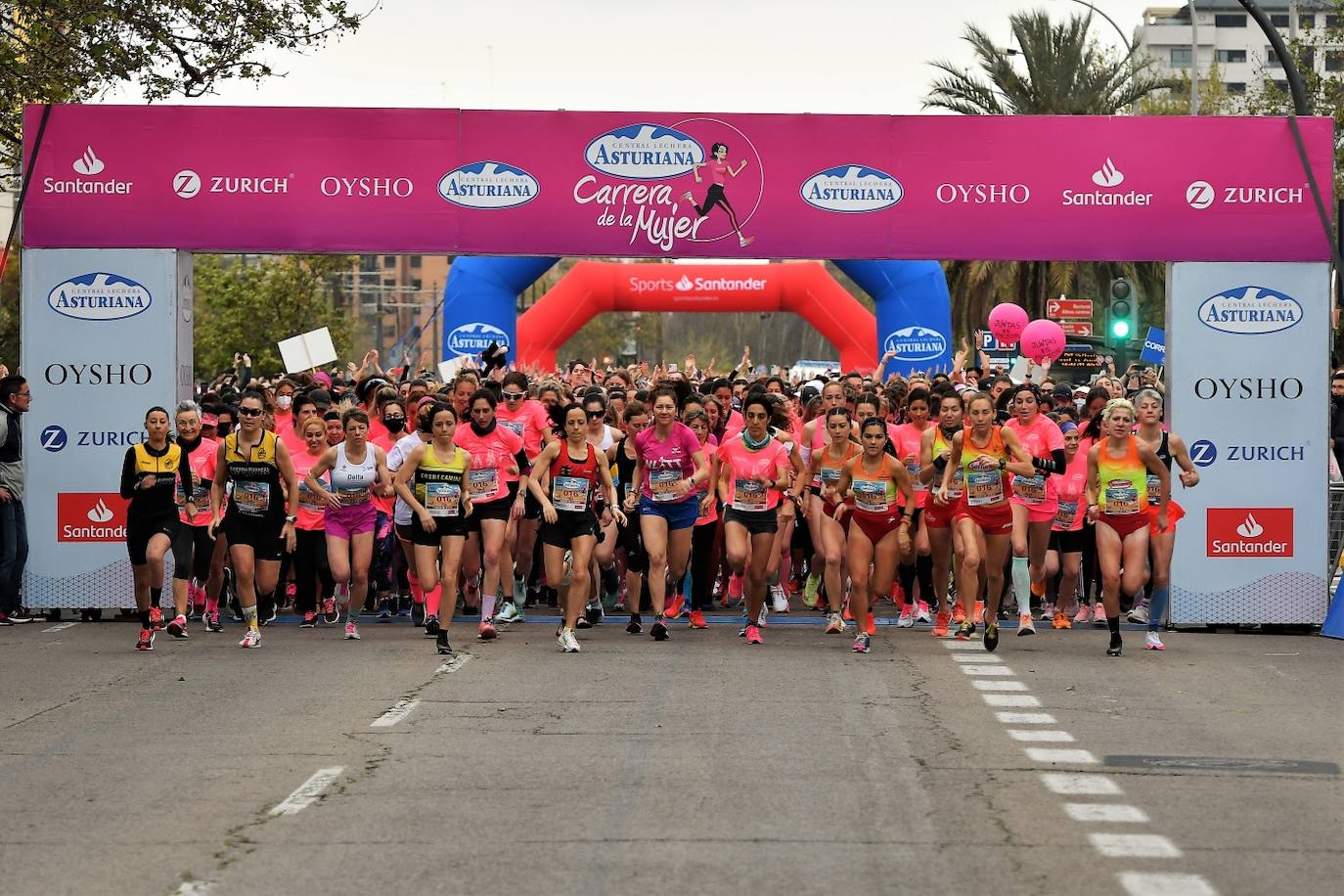 Miles de mujeres de todas las edades participan en la prueba popular de este domingo por la capital del Turia