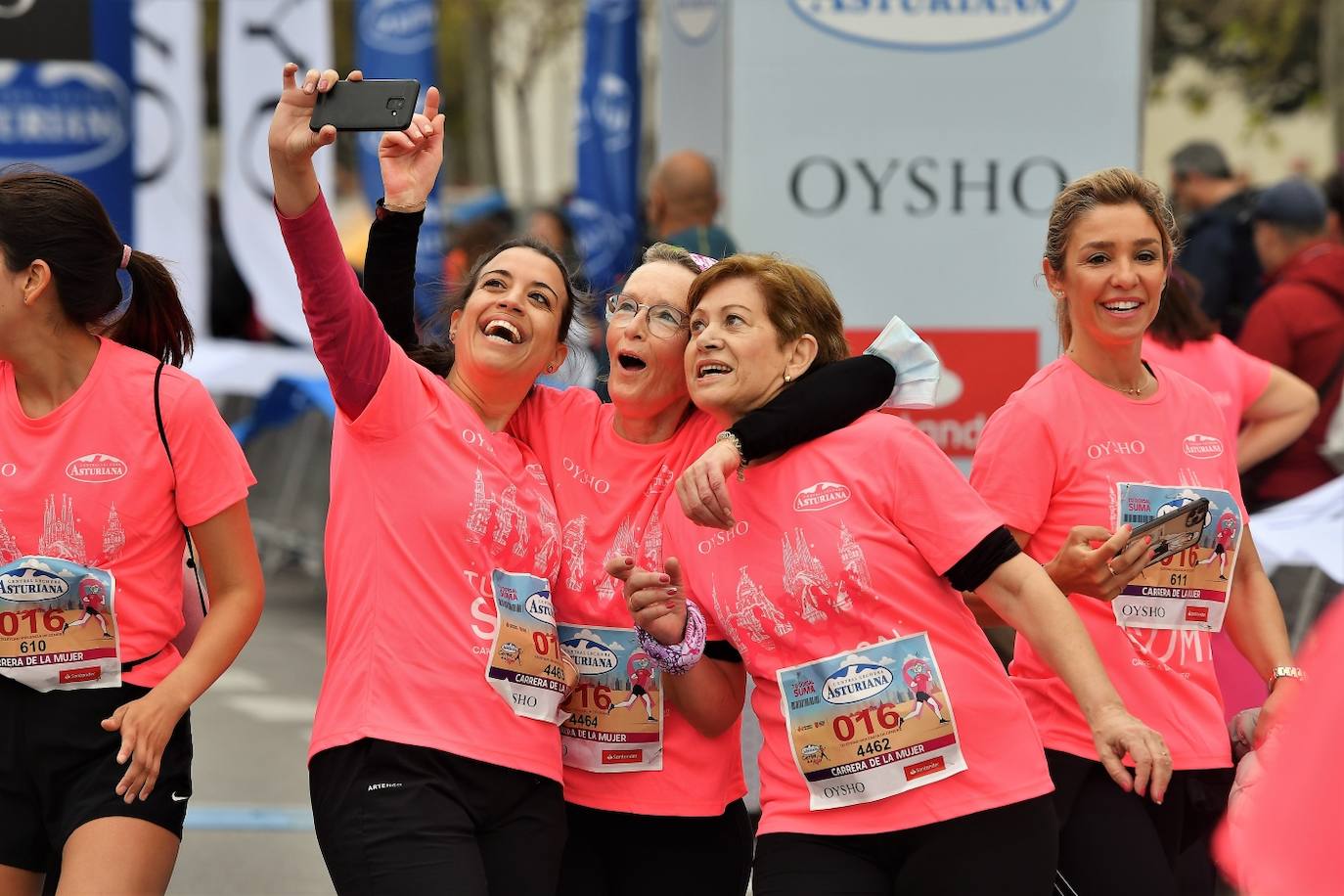Miles de mujeres de todas las edades participan en la prueba popular de este domingo por la capital del Turia