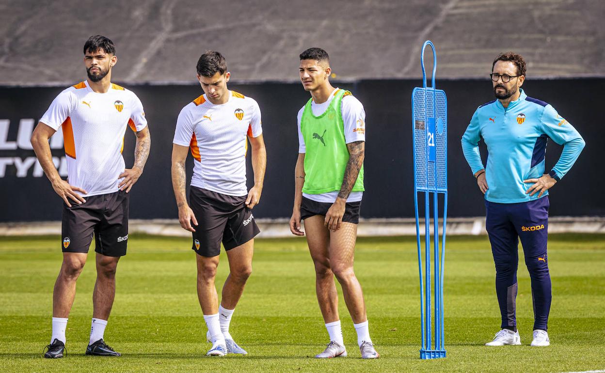 Bordalás observa a sus jugadores en un entrenamiento en la Ciudad Deportiva de Paterna