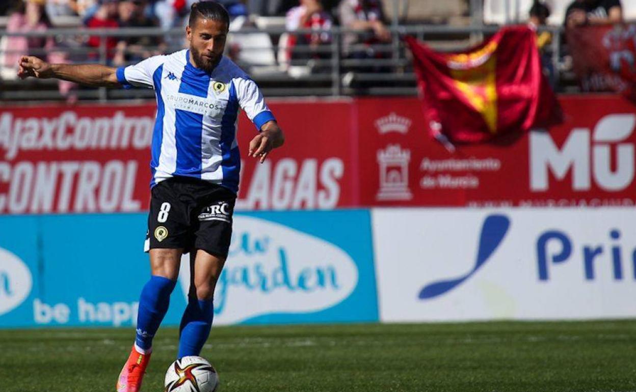 Borja Díaz conduce el balón durante el partido de este domingo en Murcia. 