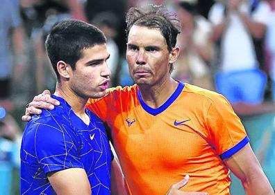 Imagen secundaria 1 - Celebración tras ganar su primer Masters 1.000 en Miami. A su izquierda están su entrenador y mentor, Juan Carlos Ferrero, y su padre. Abajo, a la izquierda, con Nadal, y a la derecha, con su madre