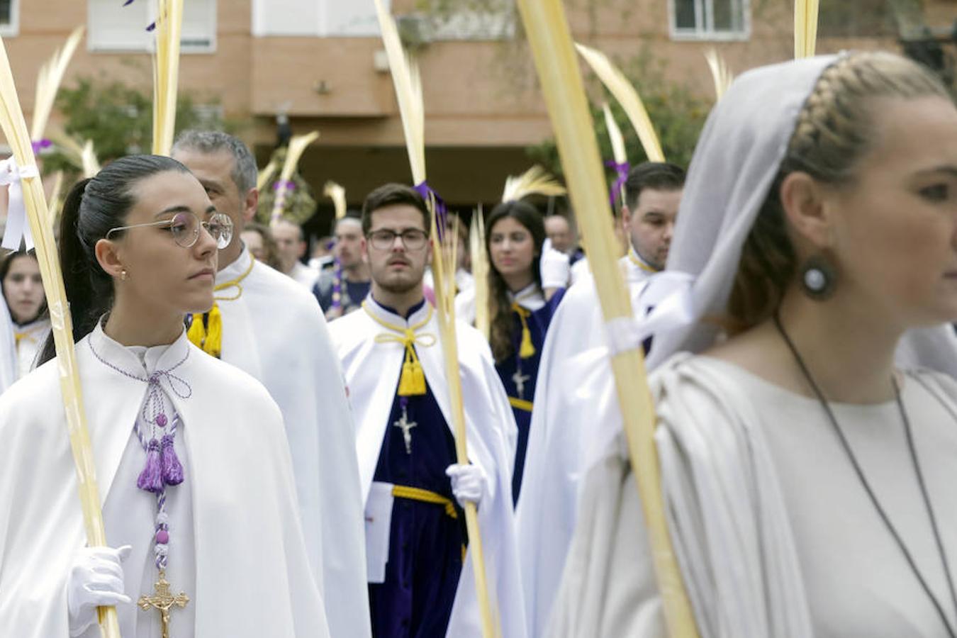 Las cofradías de la Semana Santa de los poblados marítimos de Valencia participan en las procesiones del Domingo de Ramos. 
