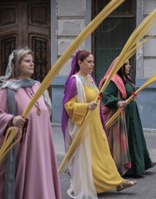Imagen secundaria 2 - Cofradías participan en el Domingo de Ramos de Valencia. 