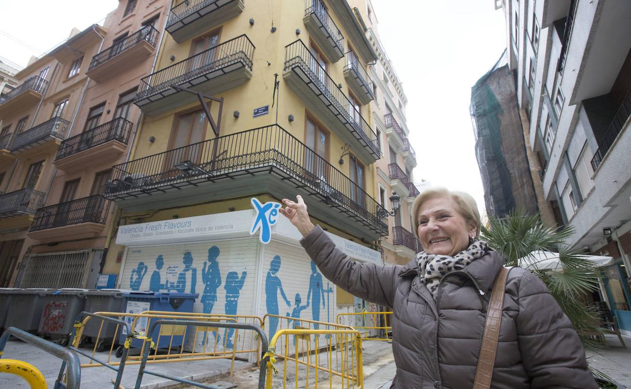 Lina Deltell señala la esquina donde estuvo Lanas El Vellón. 