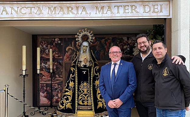 José Manuel Benaches, Carlos Llorens y Carlos Amores, junto a la Dolorosa. 