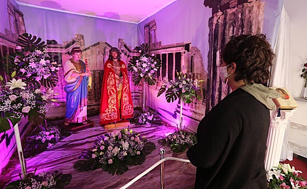 Imagen del Ecce Homo y Pilatos, en casa de la familia Morgado Molina, en Franc isco Baldomá 69. 