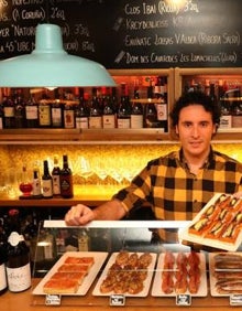 Imagen secundaria 2 - Juanma, patrón del Mugi, vino en ristre; el cardo con borrajas de La Taberna de Zárate; y Jonatan con sus pinchos en Cork.