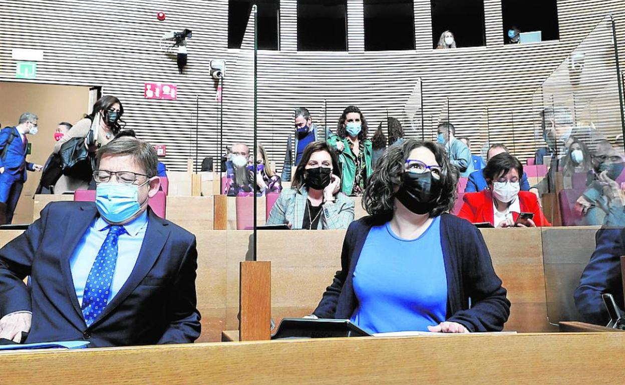 Ximo Puig y Mónica Oltra, el pasado jueves en la sesión de control al Consell en Les Corts. 