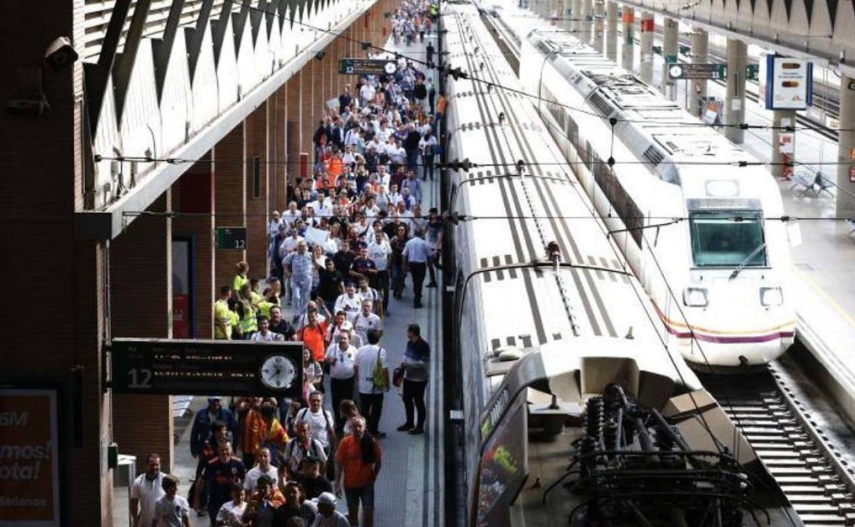 Aficionados llegan en AVE a Sevilla. 