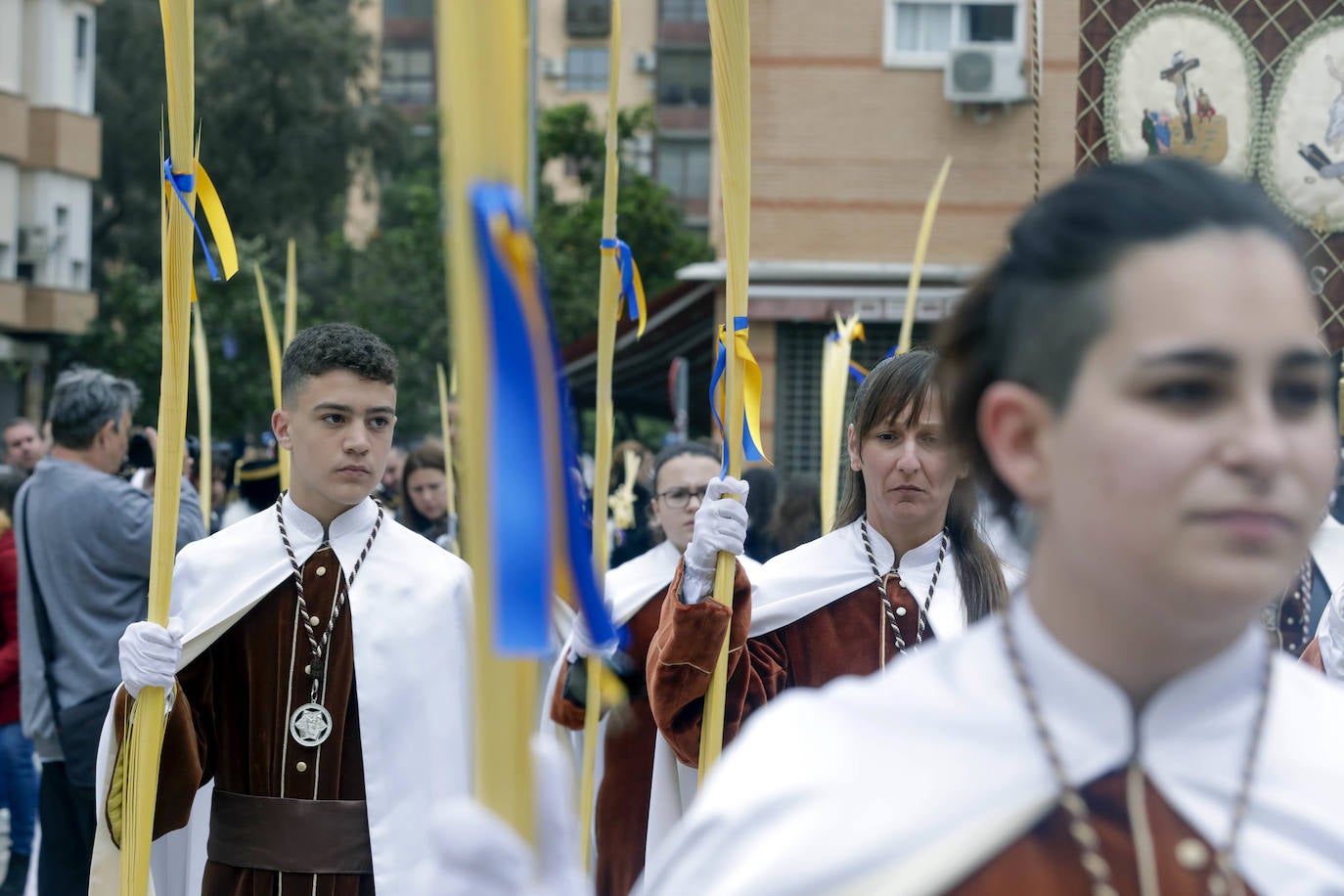 Las cofradías de la Semana Santa de los poblados marítimos de Valencia participan en las procesiones del Domingo de Ramos. 