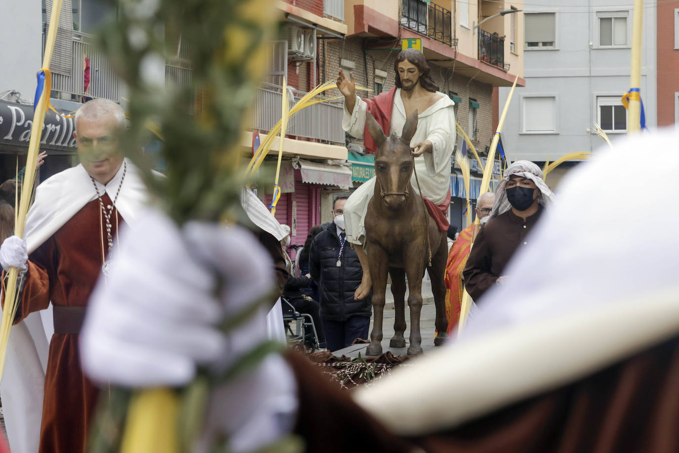 Las cofradías de la Semana Santa de los poblados marítimos de Valencia participan en las procesiones del Domingo de Ramos. 
