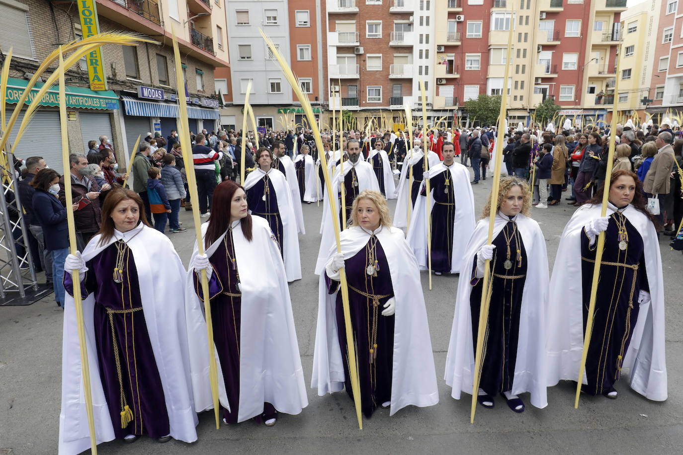 Las cofradías de la Semana Santa de los poblados marítimos de Valencia participan en las procesiones del Domingo de Ramos. 