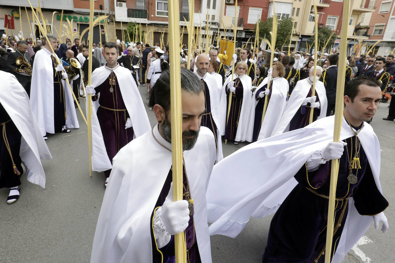 Las cofradías de la Semana Santa de los poblados marítimos de Valencia participan en las procesiones del Domingo de Ramos. 