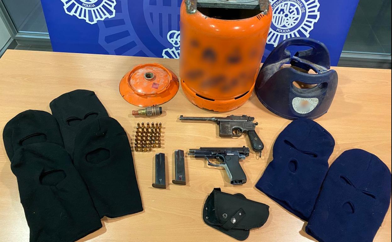 Parte del material incautado a los progenitores. 