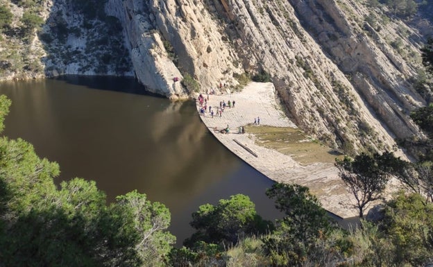 Imagen principal - La presa está enclavada entre dos cerros de roca. 