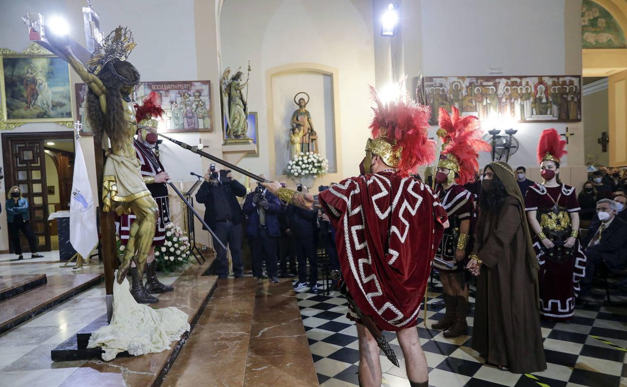 Acto de lanzada, en la iglesia de Nuestra Señora de Los Ángeles. 