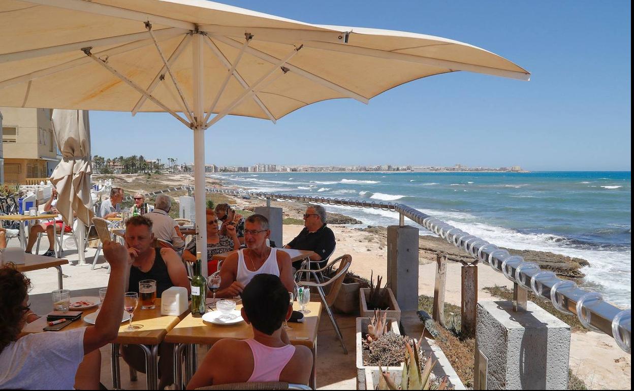 Turistas británicos en una terraza.