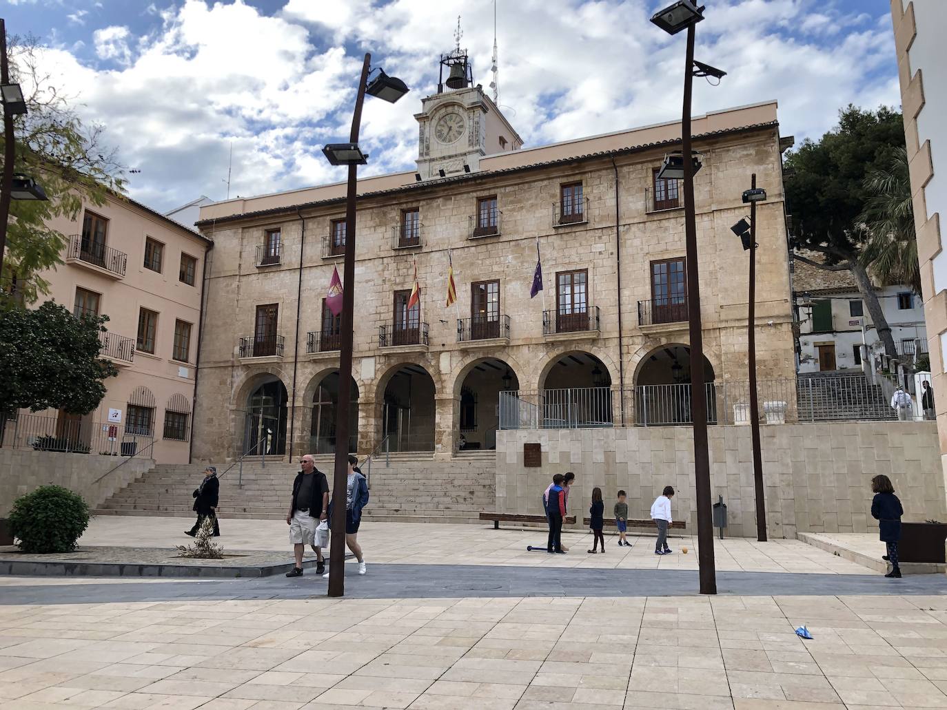 Dénia (Gastronomía) | Dénia, ciudad portuaria con un amplio espacio para practicar la pesca artesanal, un sector muy importante en la economía de la zona. Las industrias gastronómica y alimentaria son sus principales motores de desarrollo y se centran especialmente en modelos innovadores de ecosistemas alimentarios locales. La comida de la zona se basa en la dieta mediterránea y en conceptos como el Slow Food. Importante es su Concurso Internacional de Cocina Creativa de la Gamba Roja de Dénia, en el que han participado chefs de todo el mundo.