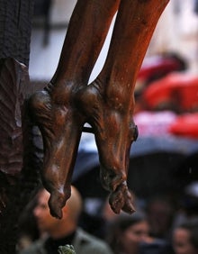 Imagen secundaria 2 - Así ha sido el descenso del Cristo de la Fe por las calles de Santa Cruz. 