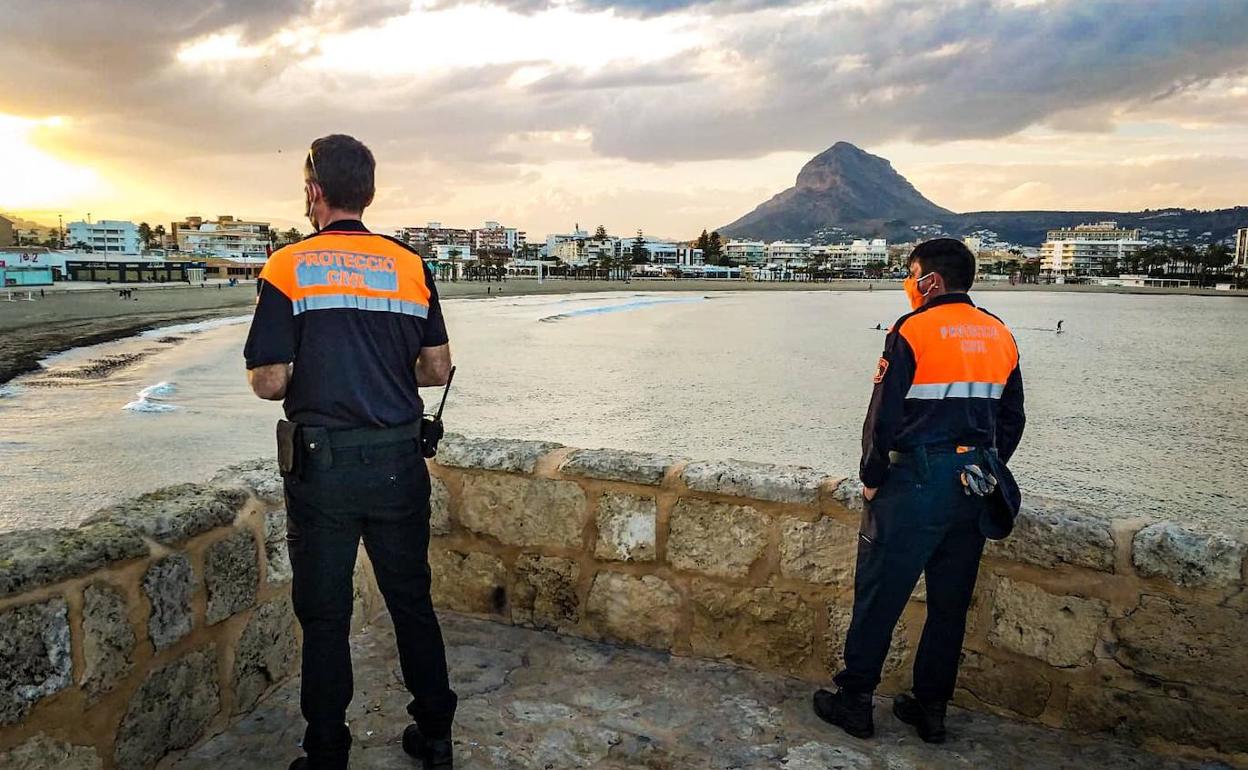 Efectivos de Protección Civil de Xàbia controlando desde la zona litoral.  