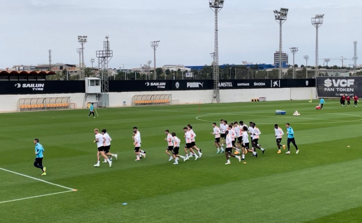 Jugadores del Valencia, durante la sesión de entrenamiento previa al encuentro frente a Osasuna. 