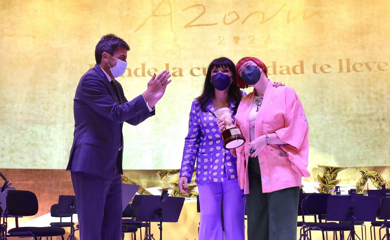 Mazón y Parra junto a la ganadora del Premio Azorín de Novela, María Zaragoza Hidalgo. 