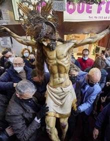 Imagen secundaria 2 - Ofrenda de la corona de laurel, mujeres de la hermandad del Santísimo Cristo del Salvador y salida de la talla a la calle. 