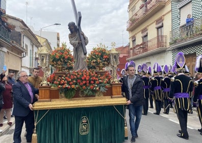 Imagen secundaria 1 - Gente viendo a la Dolorosa y Jesús con la Cruz desde los balcones y clavariesas.