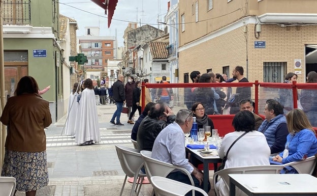 Terrazas de los bares, llenas de gente para ver la procesión. 