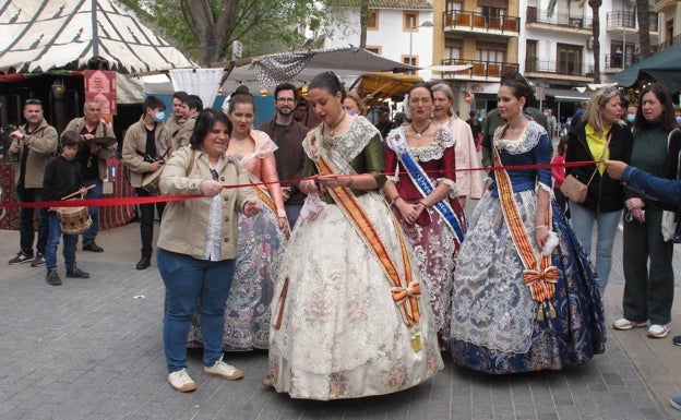 Imagen principal - El momento de la inauguración y varias paradas de la Fira d'Artesania. 