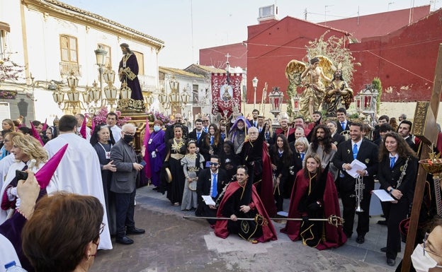 Imagen principal - Foto de grupo antes de procesionar, primeros en salir y un Cristo. 