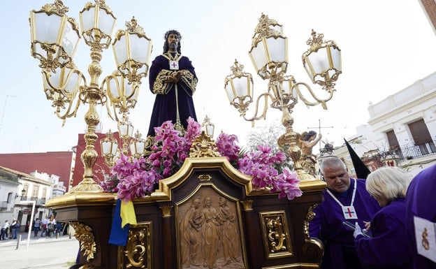 Lazo azul y amarillo para pedir el fin de la guerra en Ucrania, en el paso de Jesús de Medinaceli. 