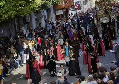 Imagen secundaria 1 - Foto de grupo antes de procesionar, primeros en salir y un Cristo. 