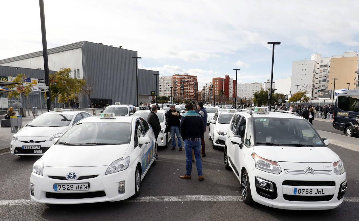 Parada de taxis en la estación Joaquín Sorolla de Valencia. 