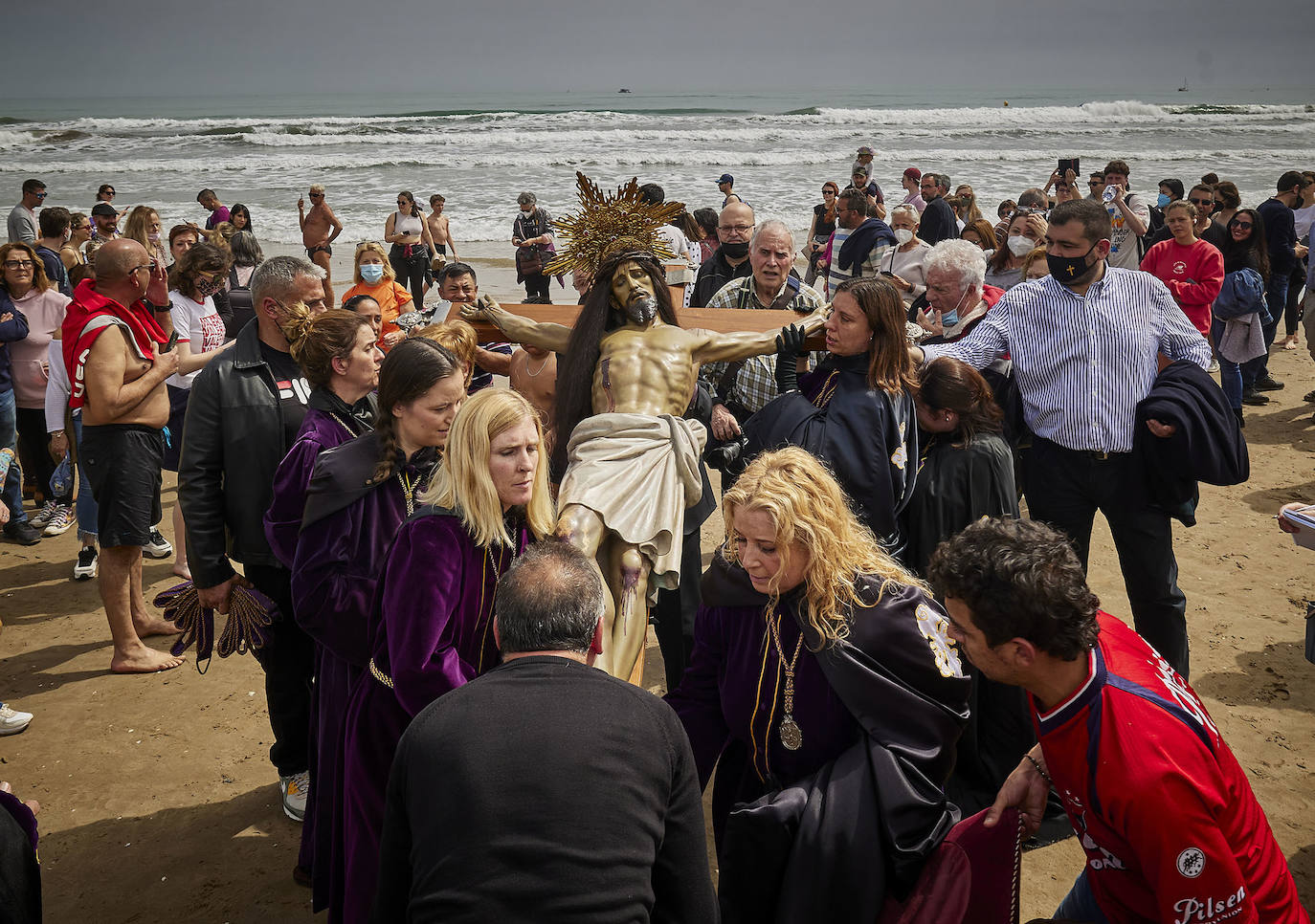 Fotos: Encuentro entre los Cristos y visita a la playa del Cabanyal