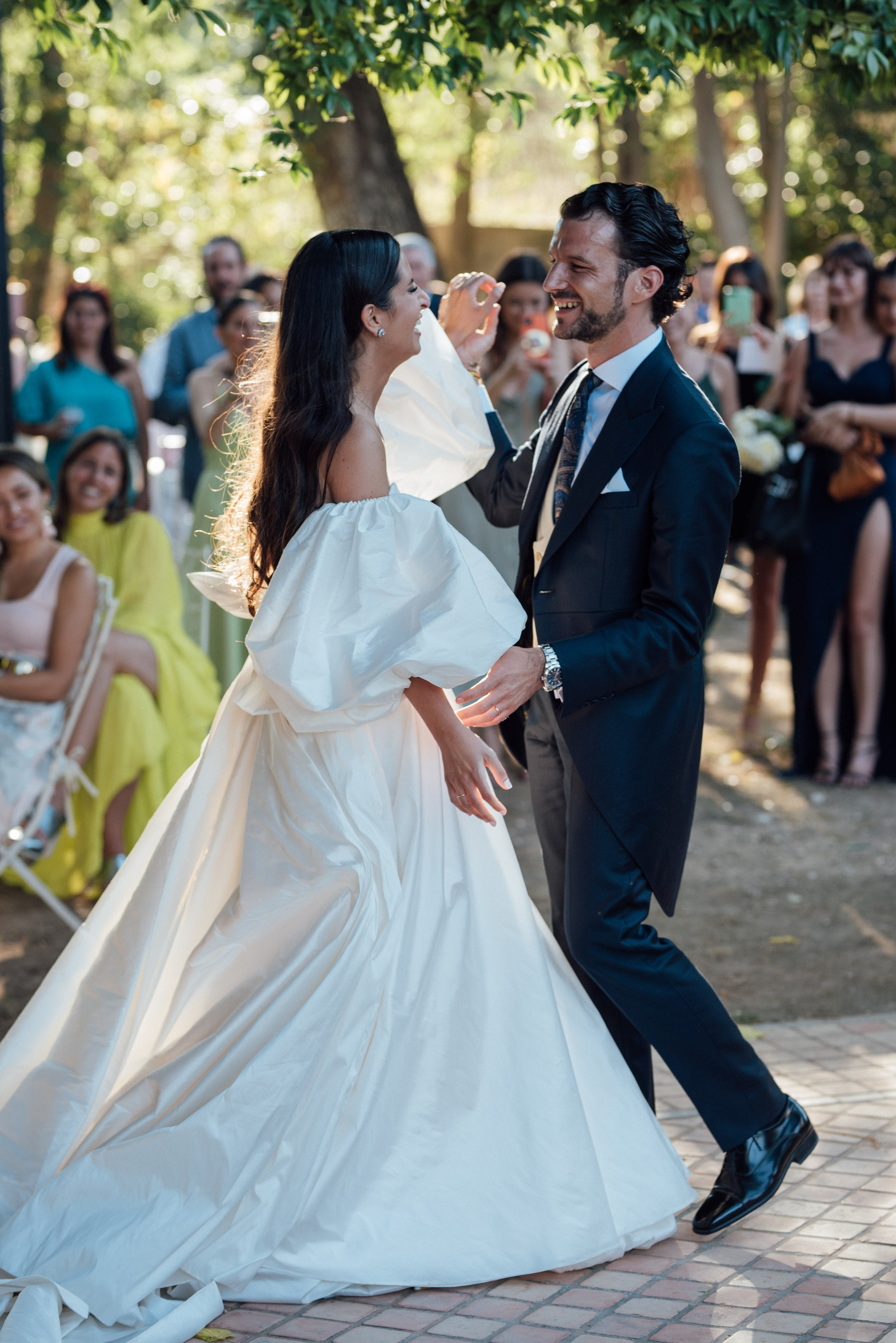 Alejandro Resta.  María Picornell se casó con un vestido de seda de Alejandro Resta con volumen en mangas y falda.