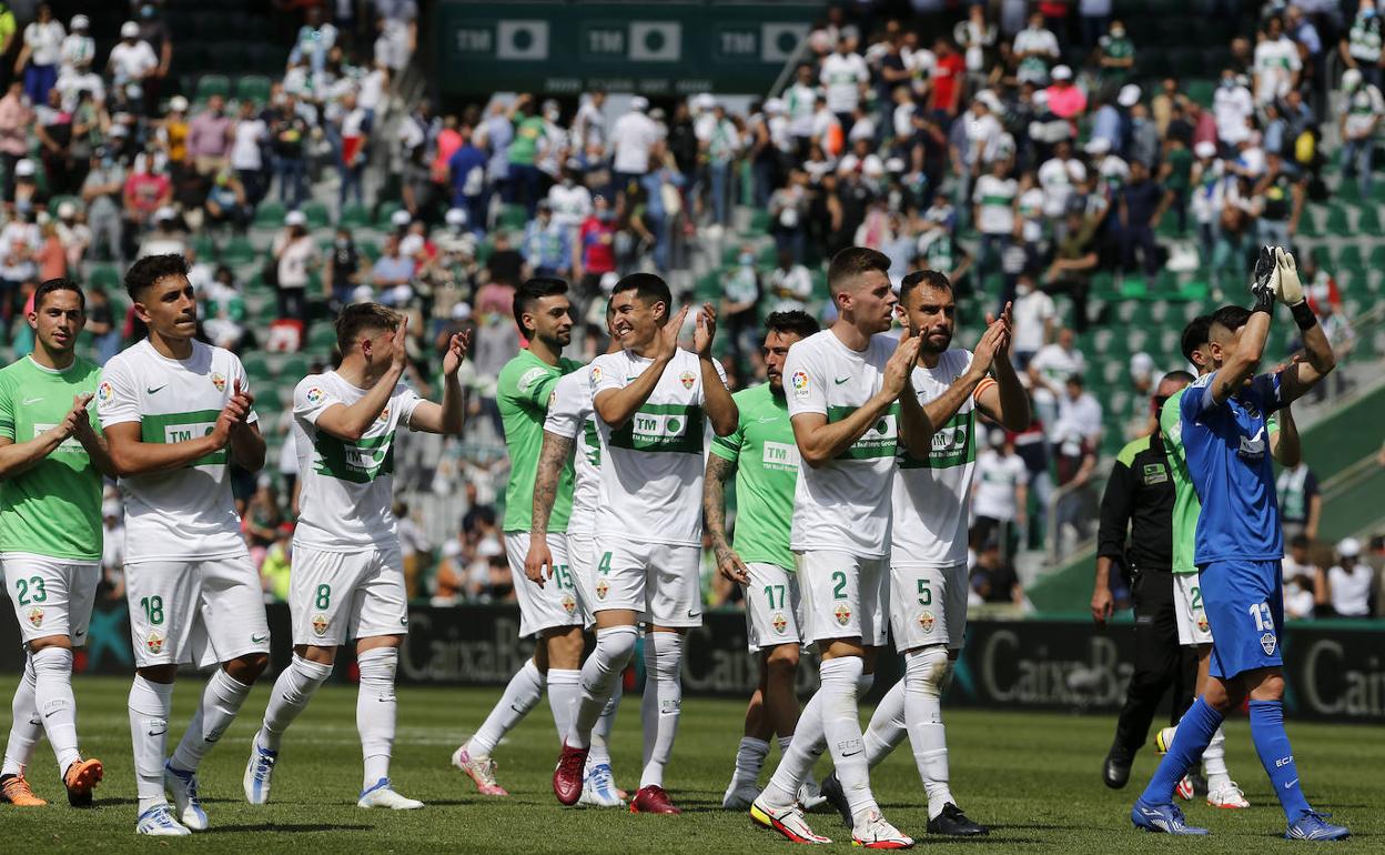 Los jugadores del Elche celebran la victoria de este sábado en el Martínez Valero. 