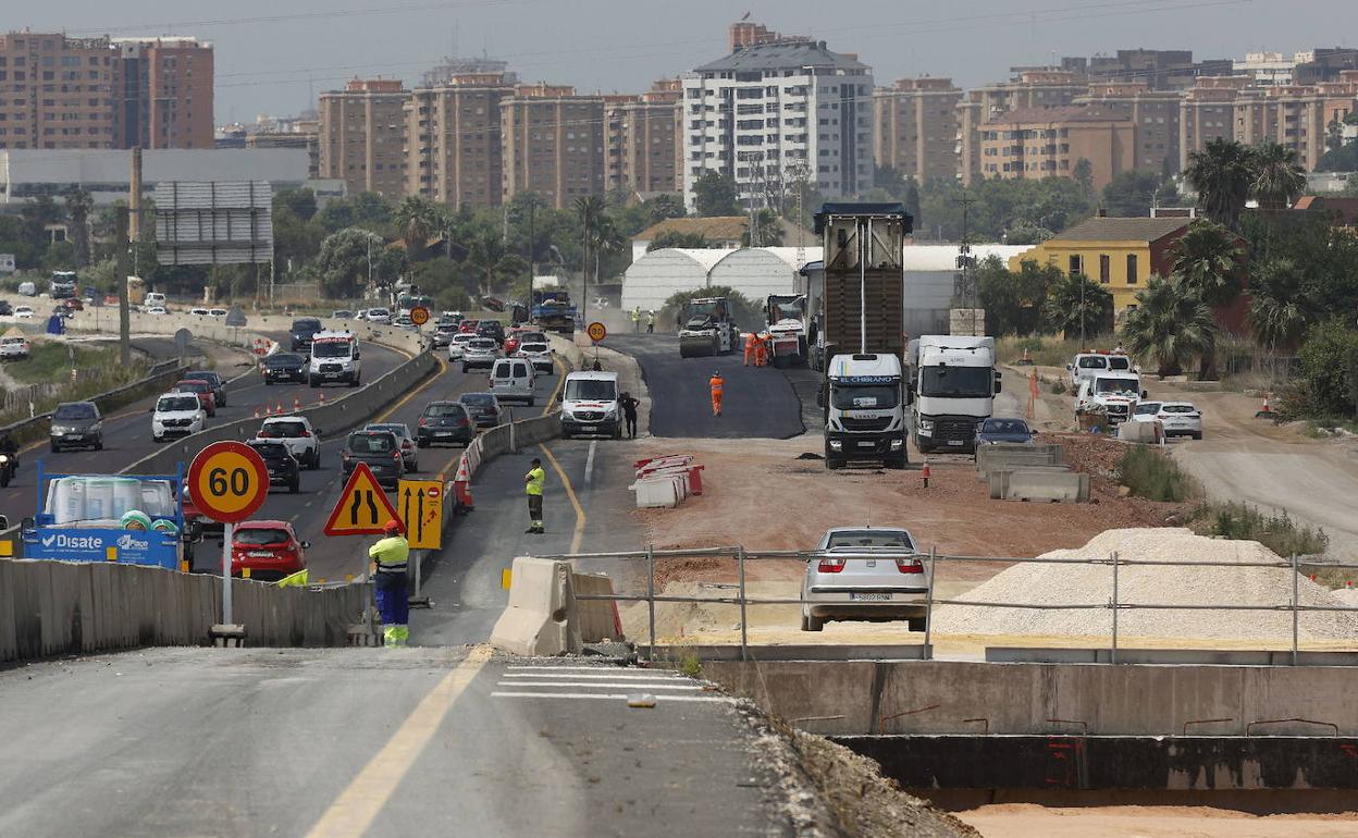 Trabajos en la V-21, donde se ejecuta la ampliación del tercer carril. 