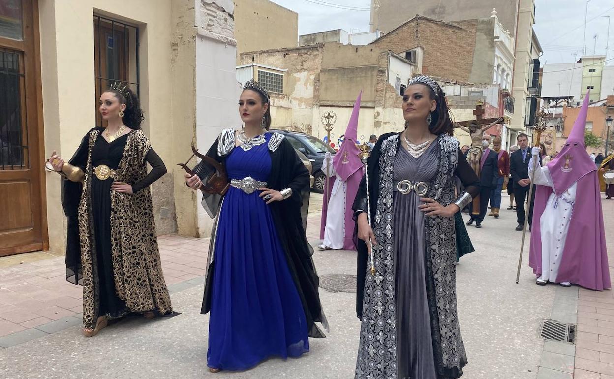 Paula Guillamó (i), en el centro Blanca López y Diana Galindo, de la hermandad del Cristo del Perdón, procesionando en la mañana del Viernes Santo. 