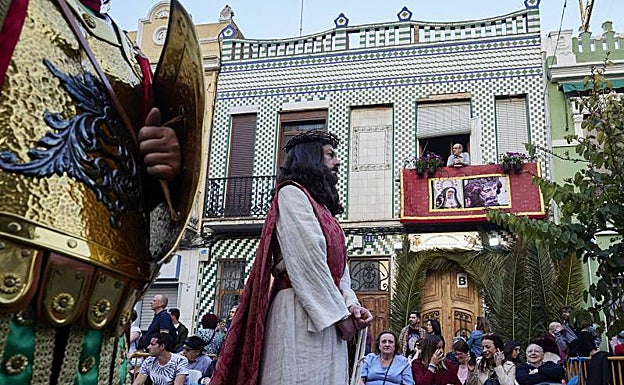 Imagen principal - Cofrades participantes en el Santo Entierro del viernes. 