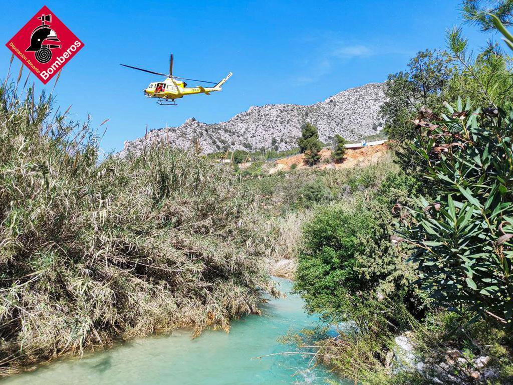 Fotos: Un hombre fallece tras caer por la cascada de Bolulla